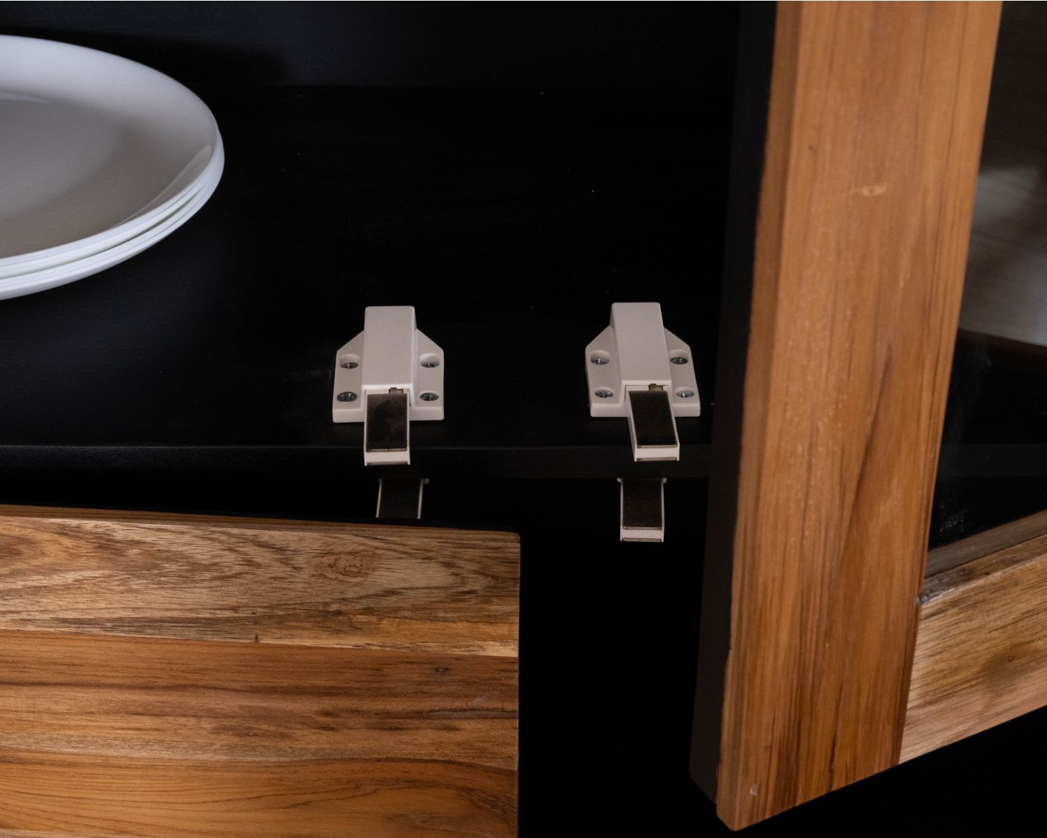 Petit vaisselier vitré esprit contemporain "Olonie" en teck naturel, acacia et métal noir