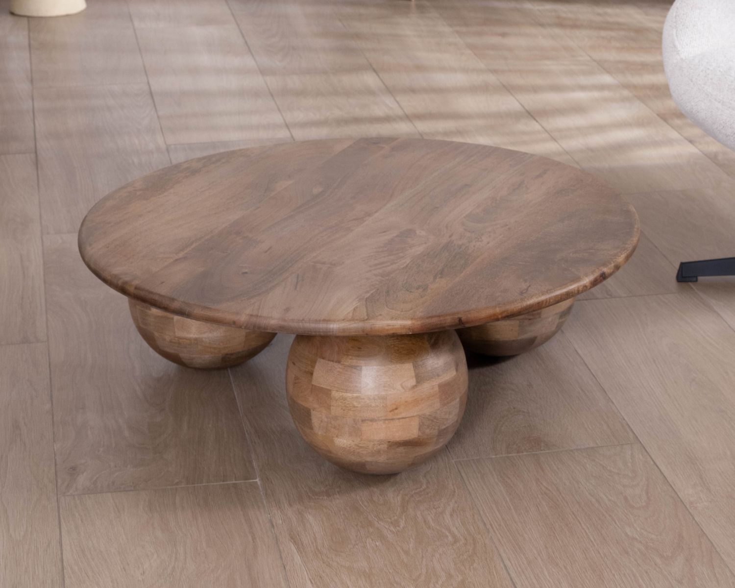 Table basse ronde design épuré et organique en manguier massif "Oxyma"