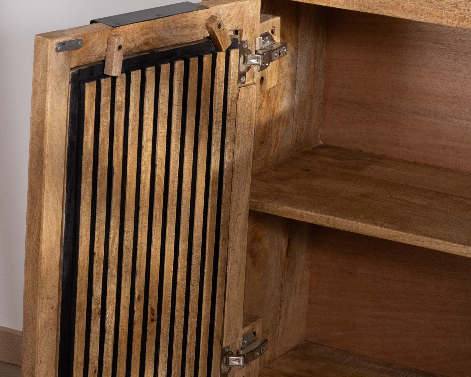 Buffet en manguier avec décor strié noir réversible "Manoha"