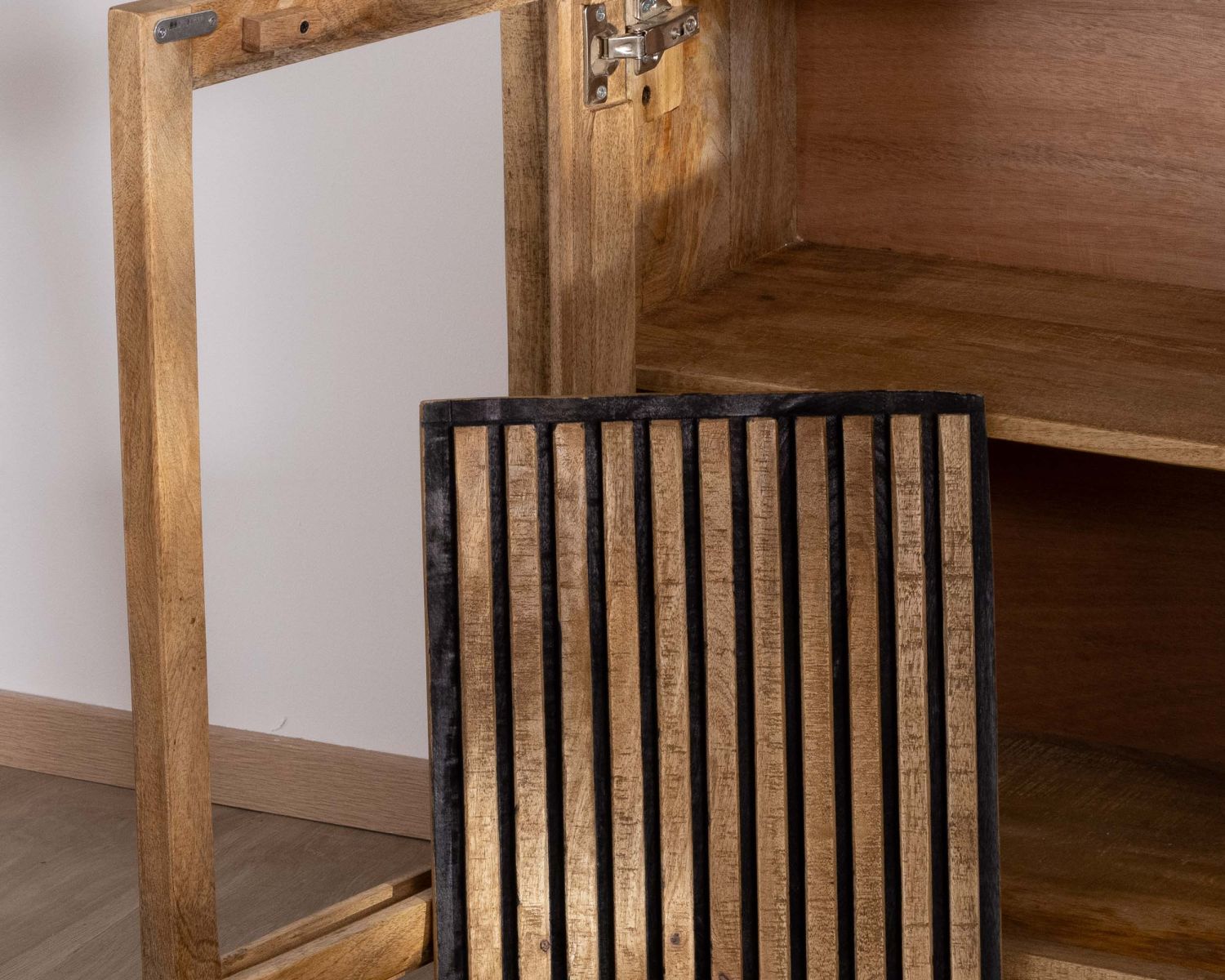 Buffet en manguier avec décor strié noir réversible "Manoha"