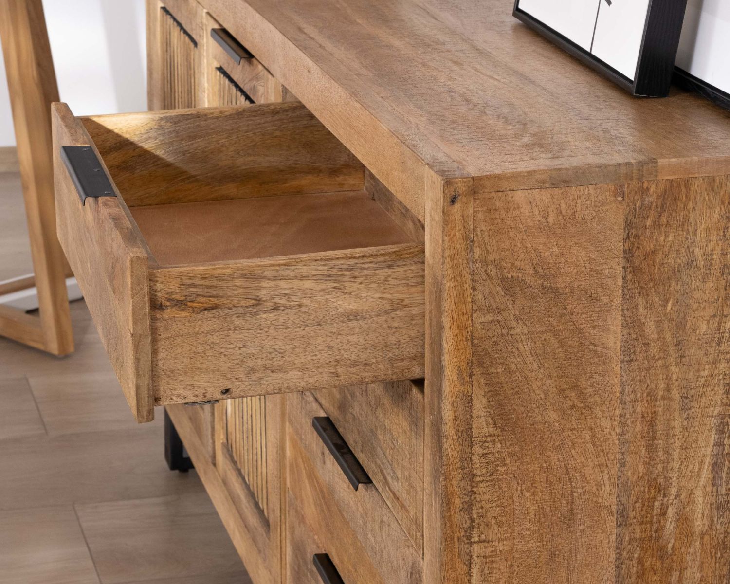 Buffet en manguier avec décor strié noir réversible "Manoha"
