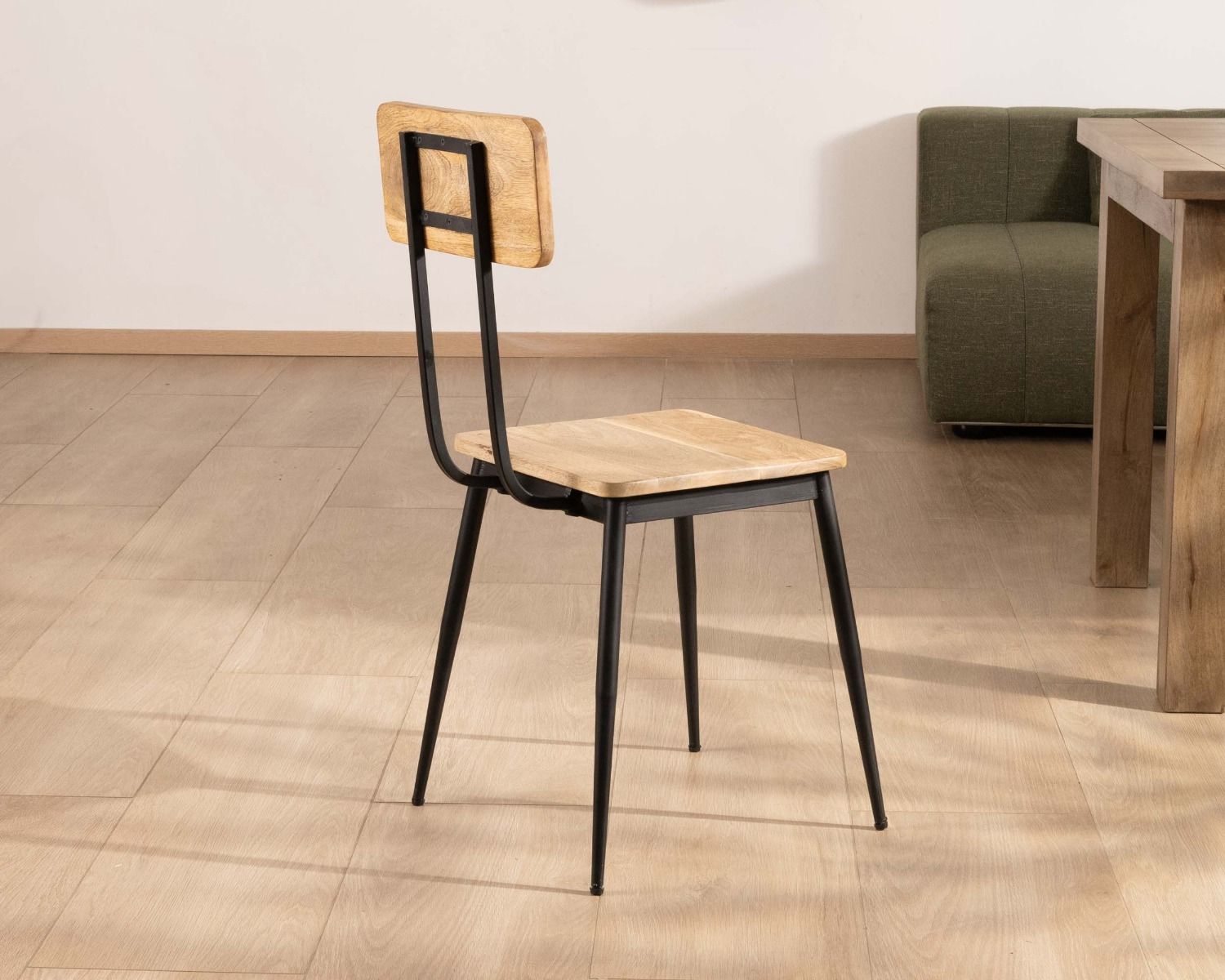 Lot de 2 chaises industrielles bois massif métal noir "Atelier Kraft"