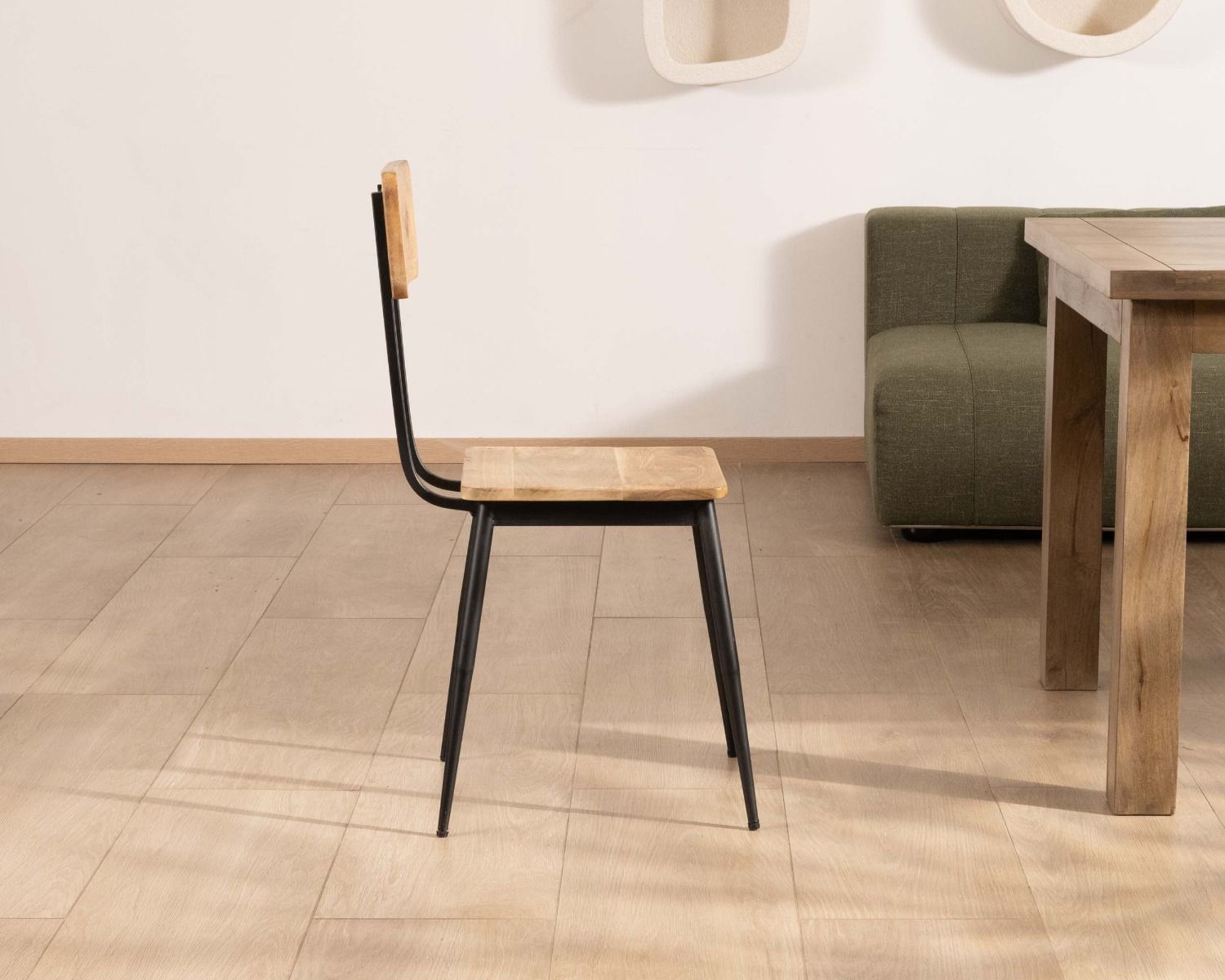 Lot de 2 chaises industrielles bois massif métal noir "Atelier Kraft"