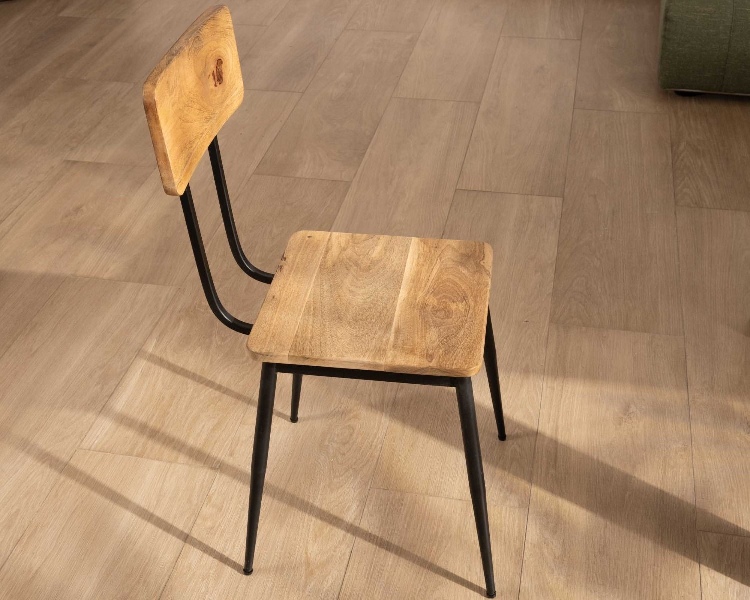 Lot de 2 chaises industrielles bois massif métal noir "Atelier Kraft"