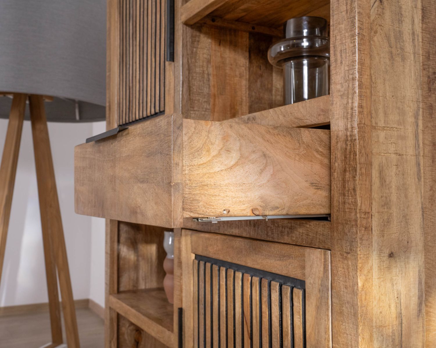 Argentier en manguier et pieds métal "Manoha" portes motif stries réversibles