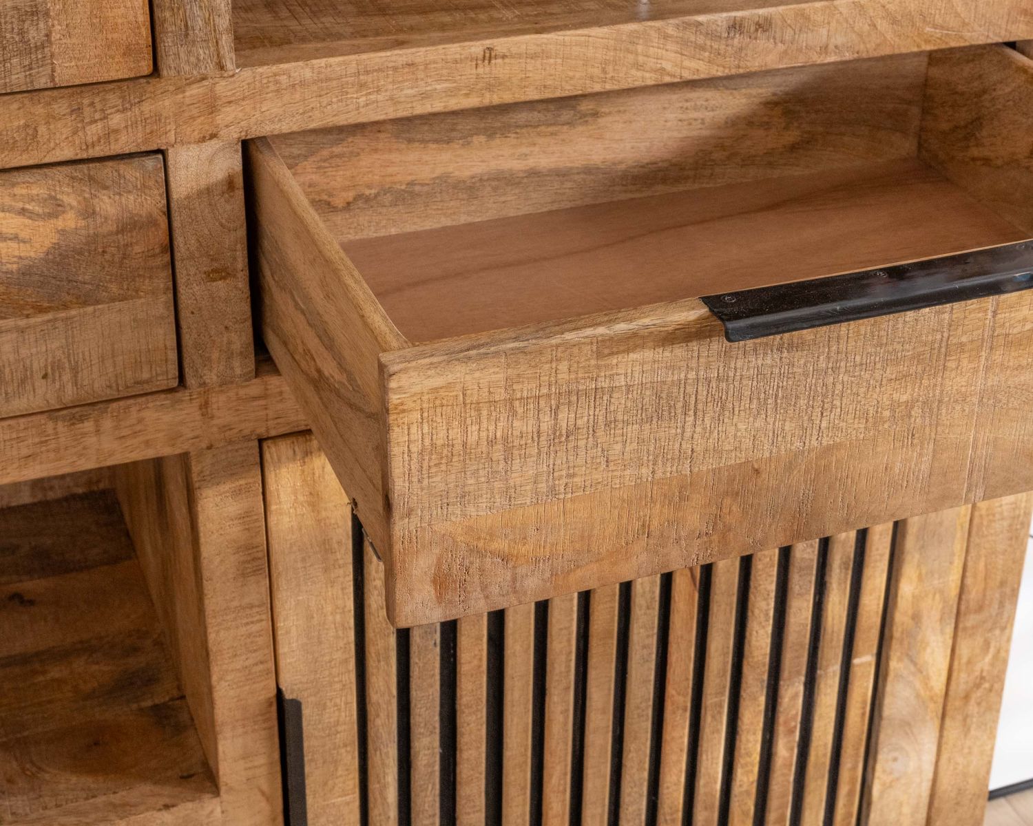 Argentier en manguier et pieds métal "Manoha" portes motif stries réversibles