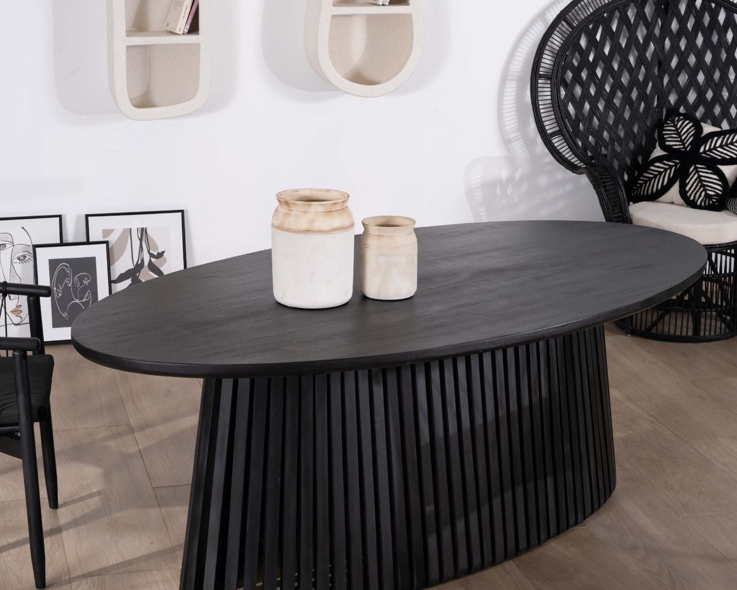 Table de repas ovale 210 cm en teck noir pied central ajouré "Dutipi"