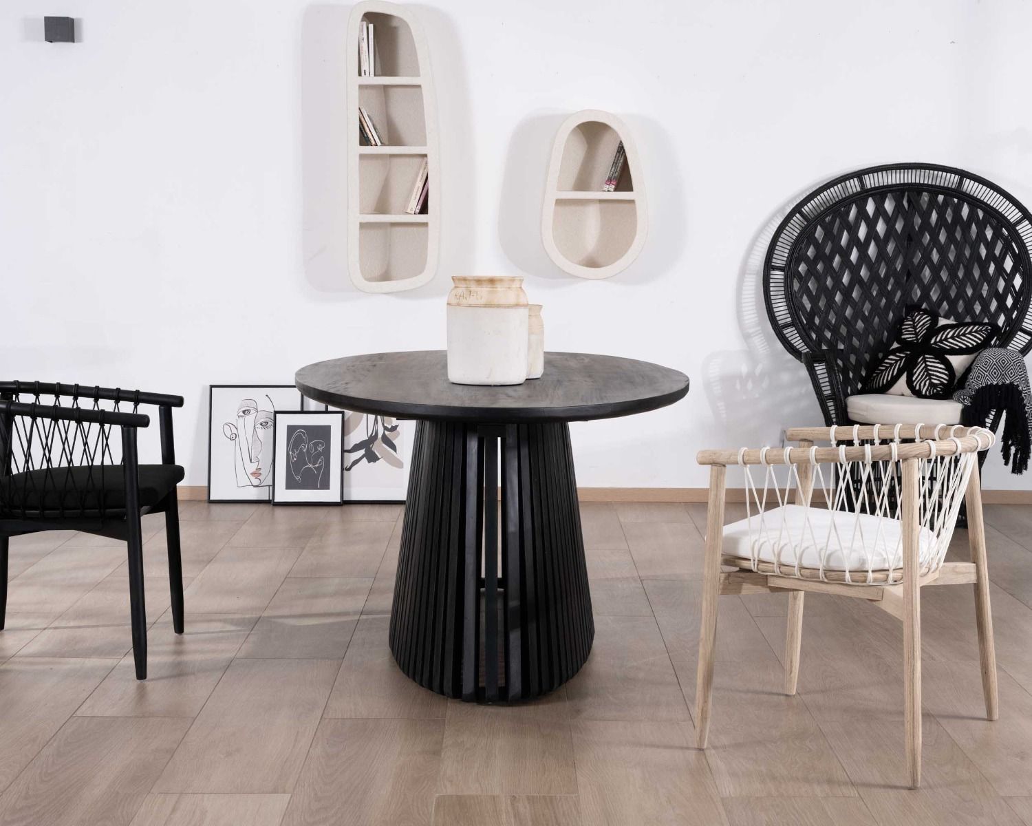 Table de repas ovale 210 cm en teck noir pied central ajouré "Dutipi"