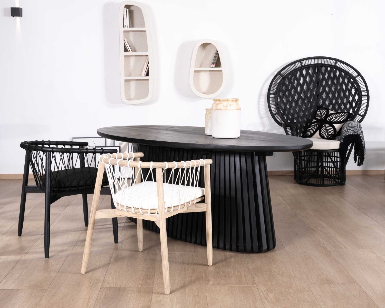 Table de repas ovale 210 cm en teck noir pied central ajouré "Dutipi"