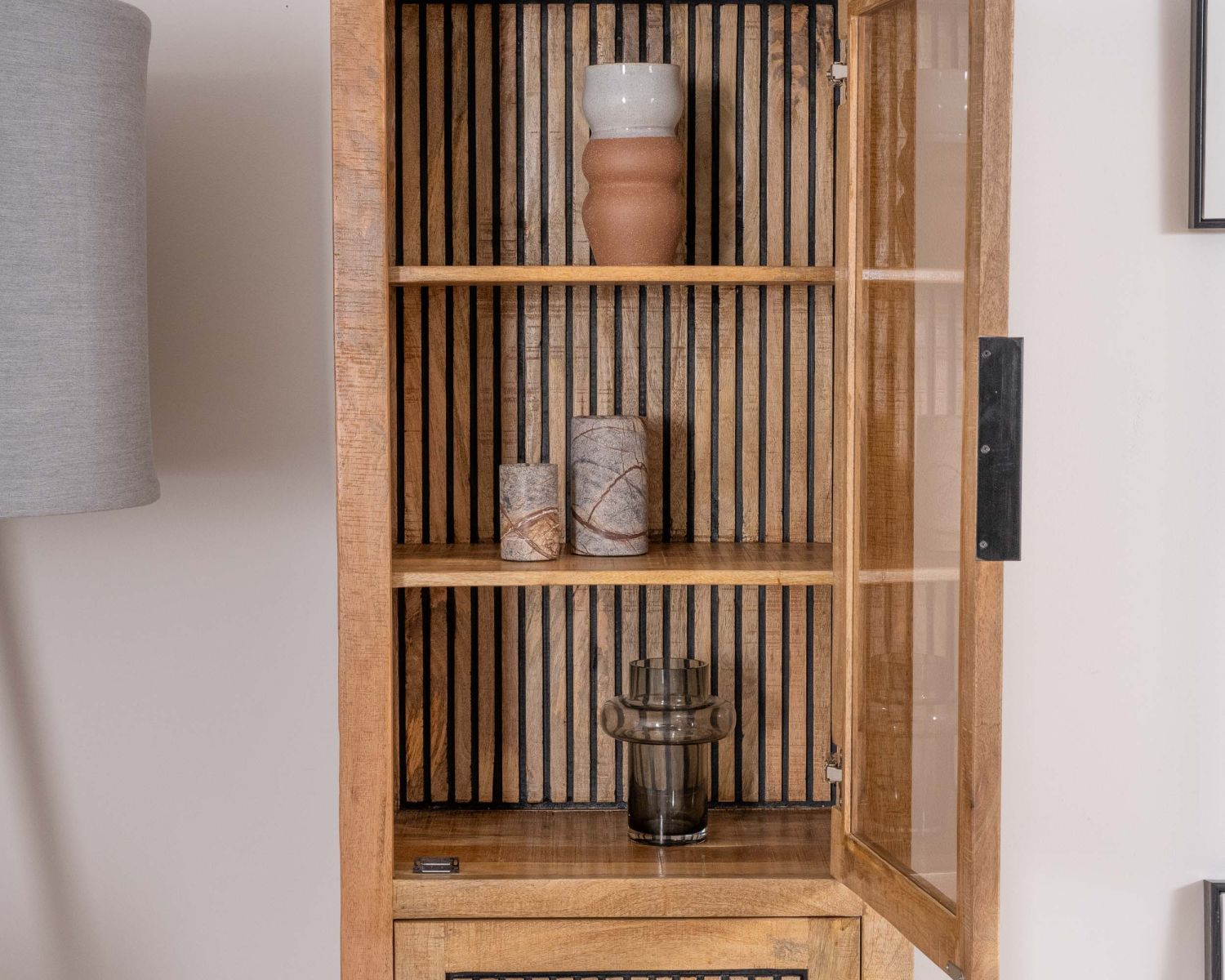 Vitrine 2 portes en manguier "Manoha" avec façade décor réversible