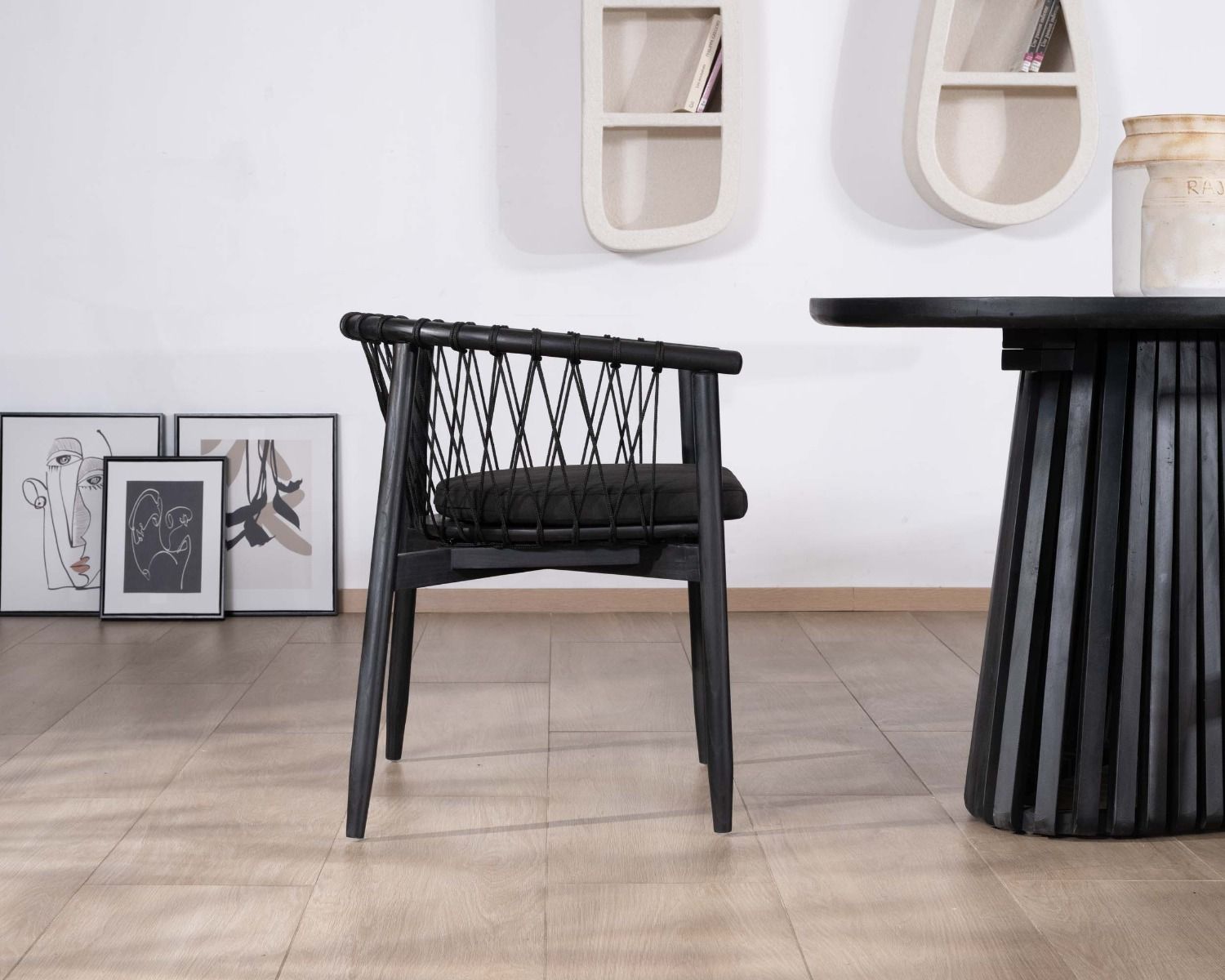 Chaise de repas noire en bois et corde tressée "Katue"