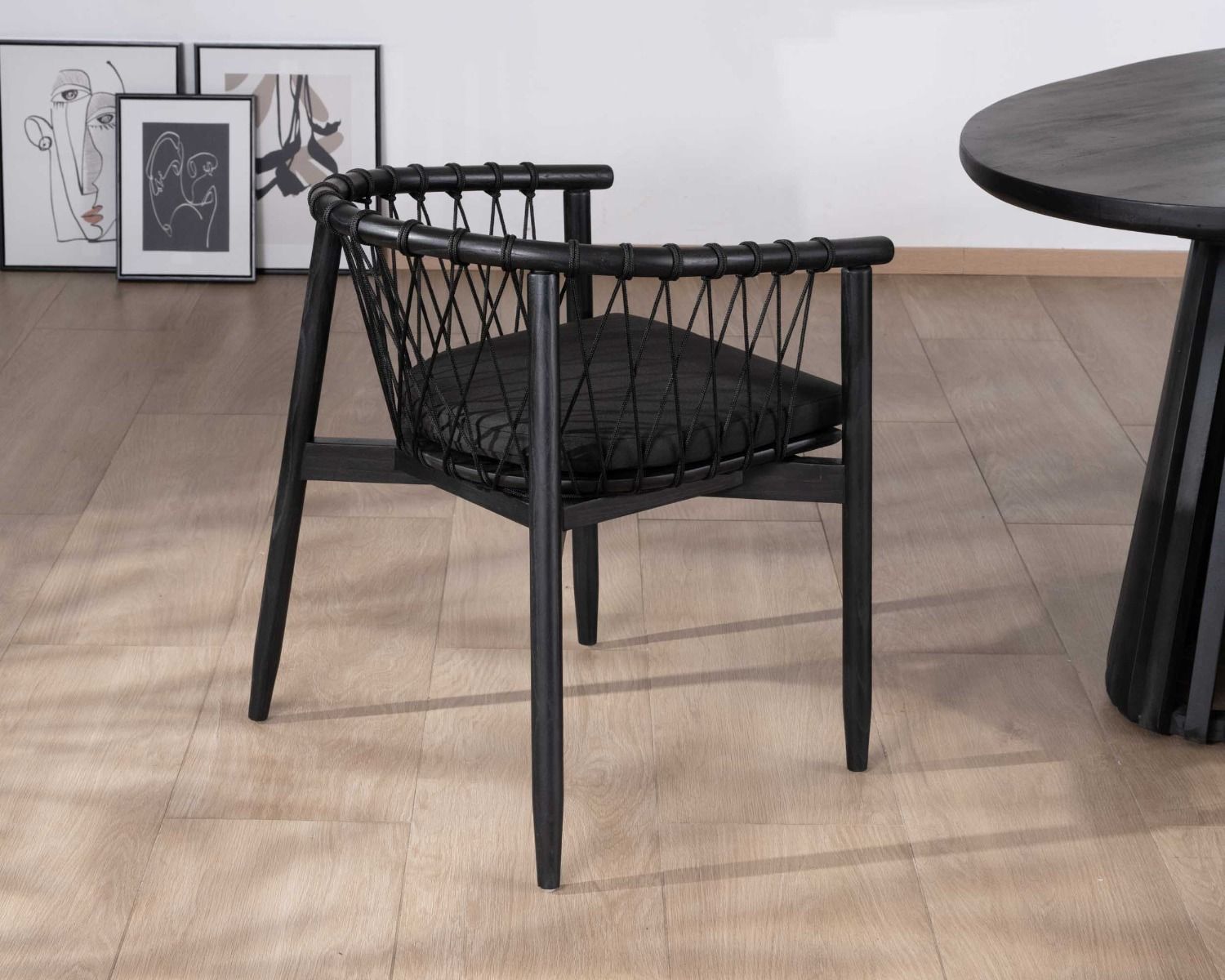 Chaise de repas noire en bois et corde tressée "Katue"