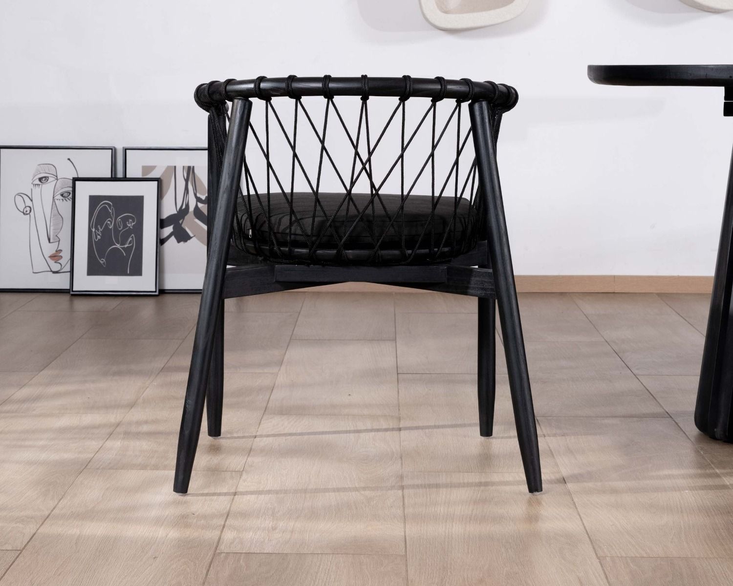 Chaise de repas noire en bois et corde tressée "Katue"