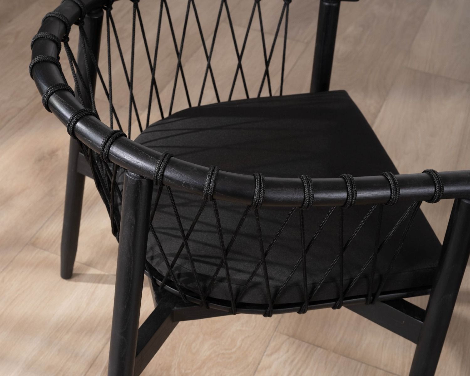 Chaise de repas noire en bois et corde tressée "Katue"