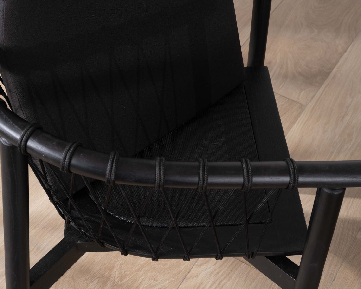 Chaise de repas noire en bois et corde tressée "Katue"