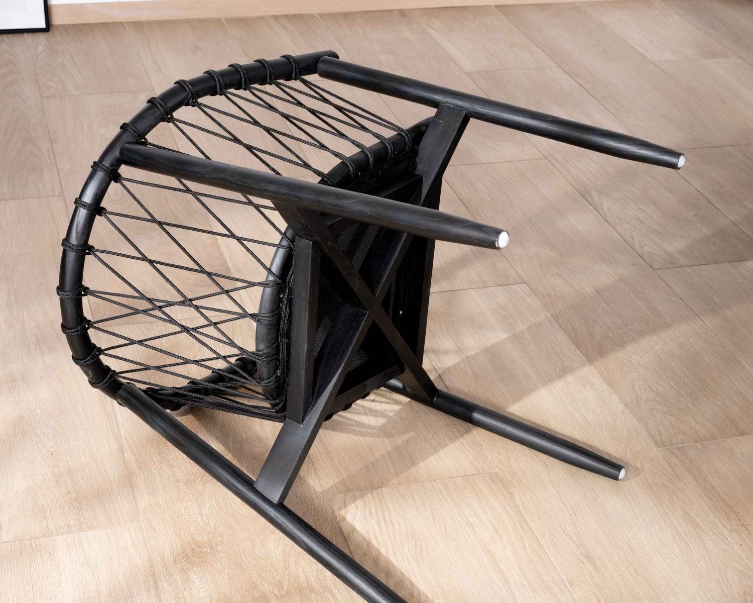 Chaise de repas noire en bois et corde tressée "Katue"