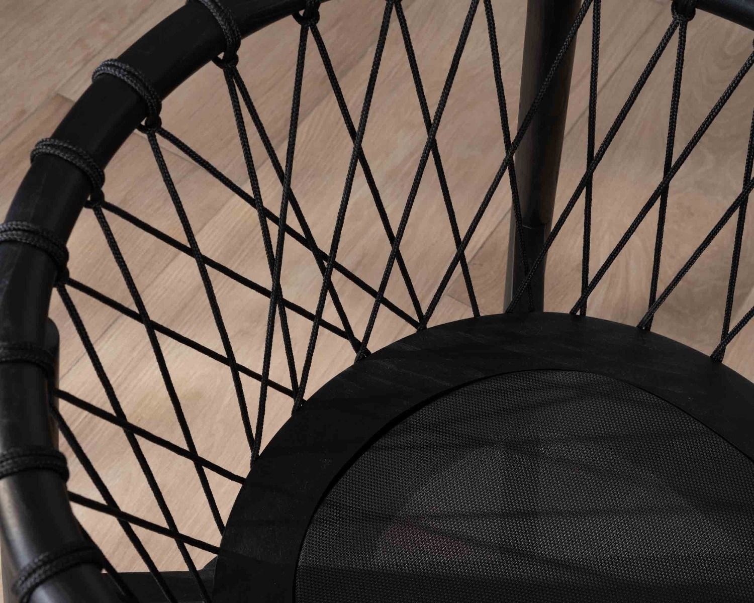 Chaise de repas noire en bois et corde tressée "Katue"