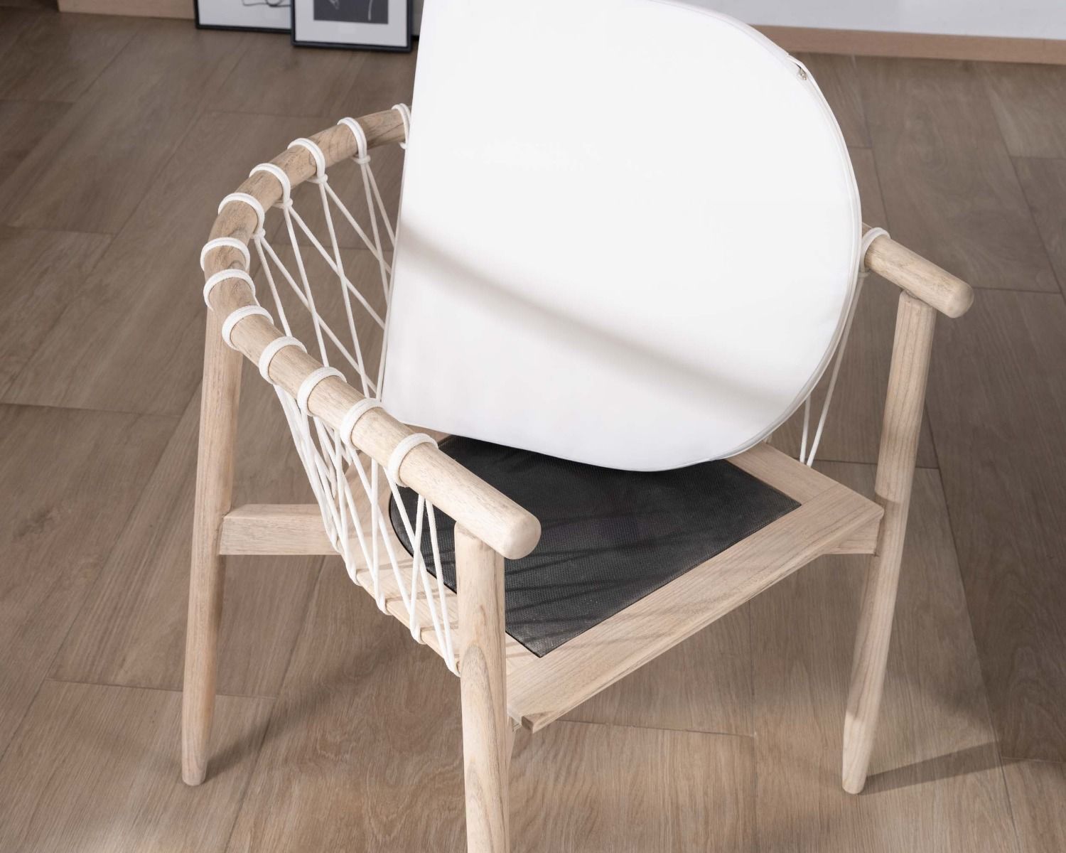 Chaise de repas en bois et corde tressée "Katue"