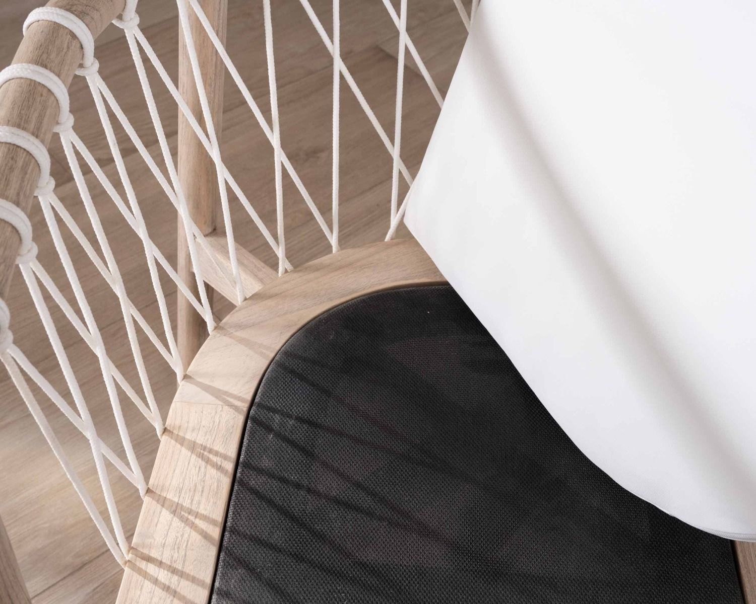 Chaise de repas en bois et corde tressée "Katue"