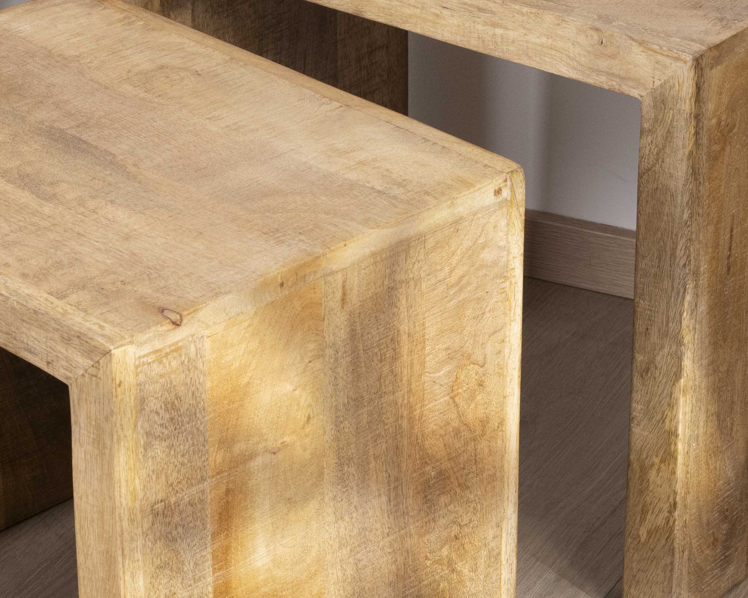Duo de tables d'appoints gigognes en manguier lignes épurées "Manoha"