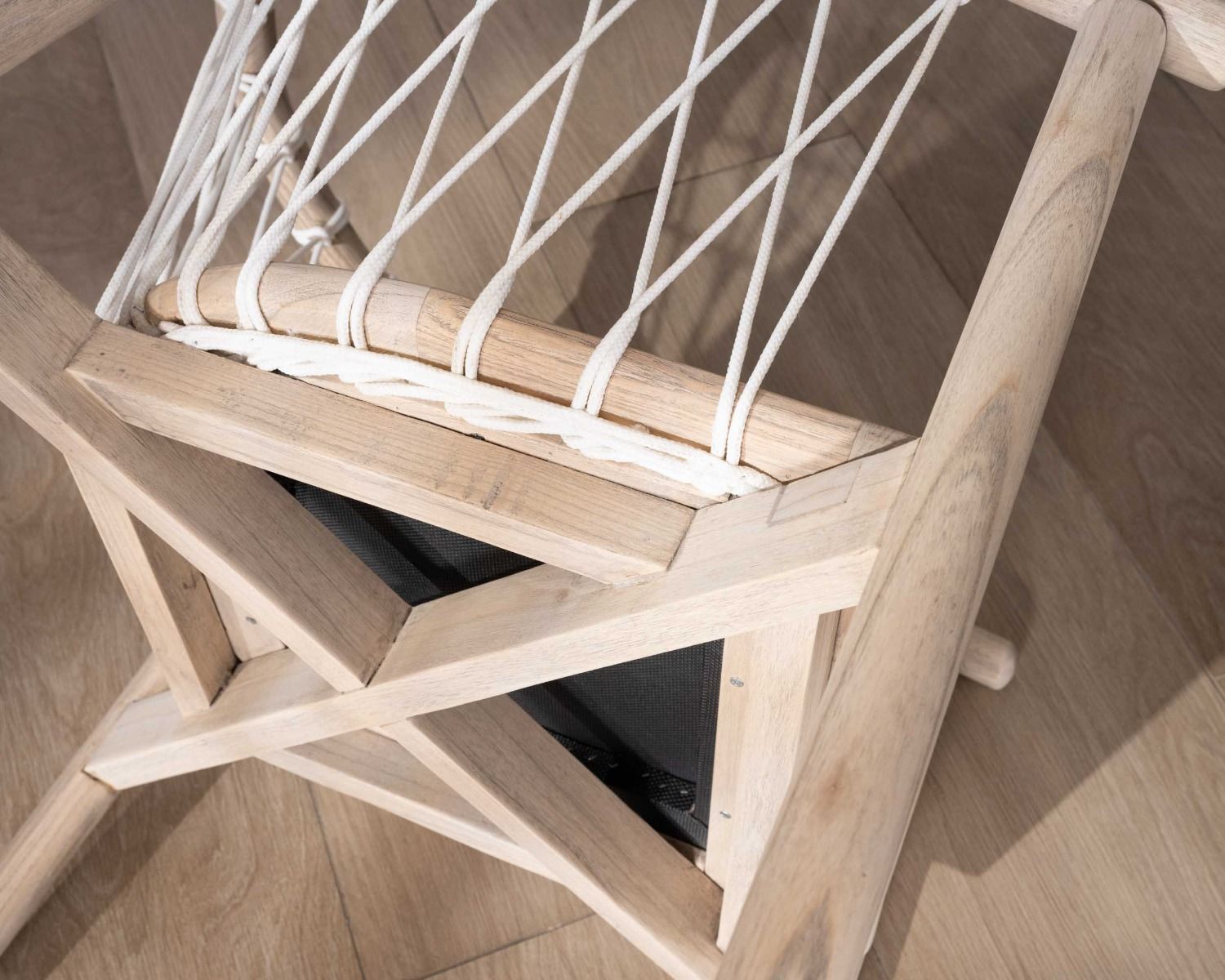 Chaise de repas en bois et corde tressée "Katue"