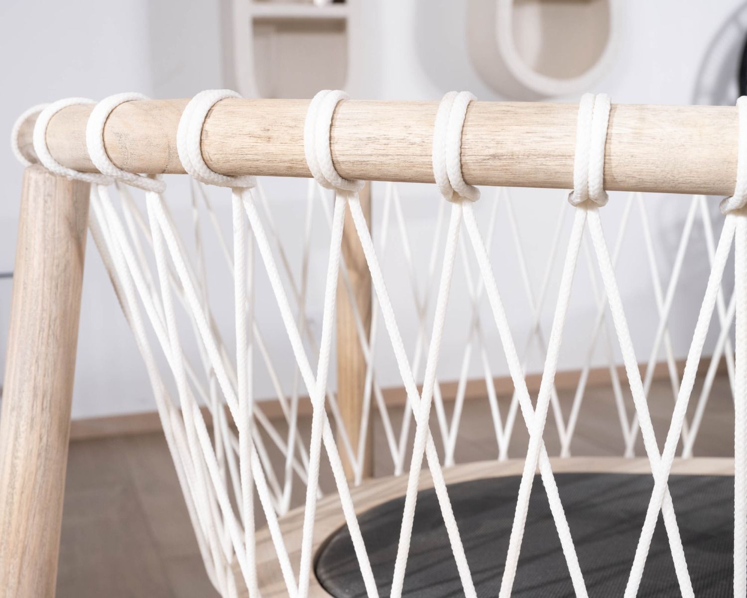 Chaise de repas en bois et corde tressée "Katue"