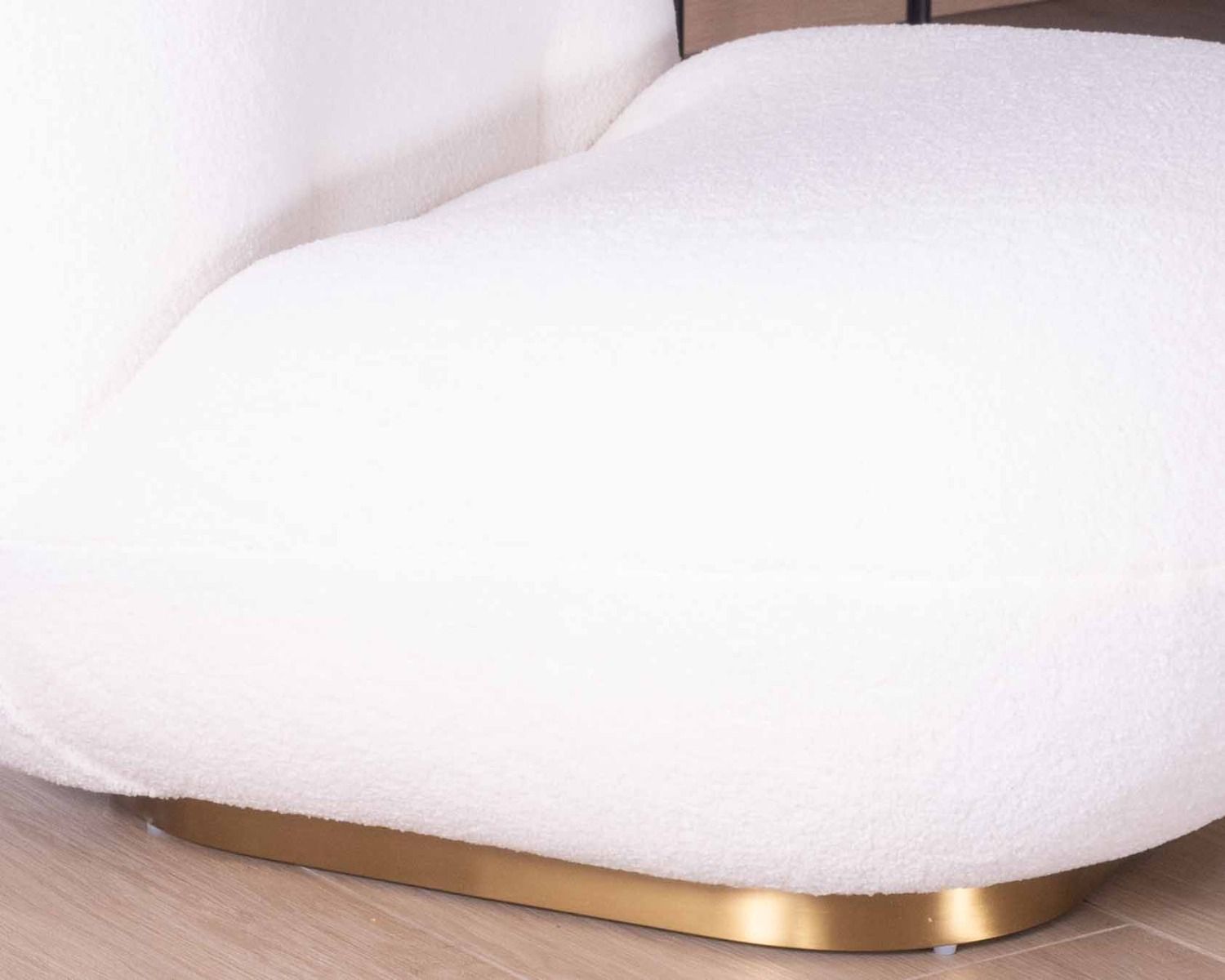 Fauteuil bas tissu blanc bouclé et socle métal doré "Gilt antique'