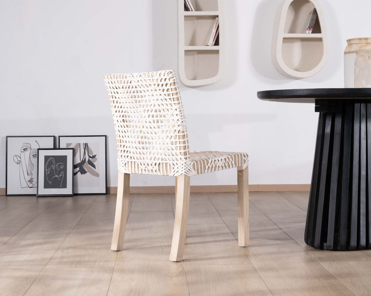 Lot de 2 chaises de repas en teck et cuir blanc tressé "Mambow"