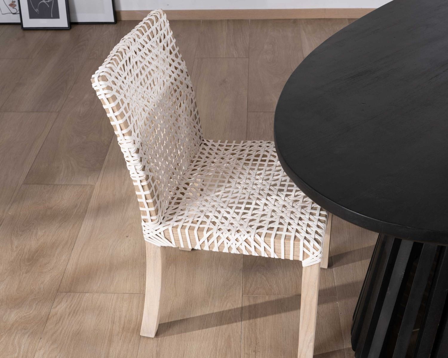 Lot de 2 chaises de repas en teck et cuir blanc tressé "Mambow"