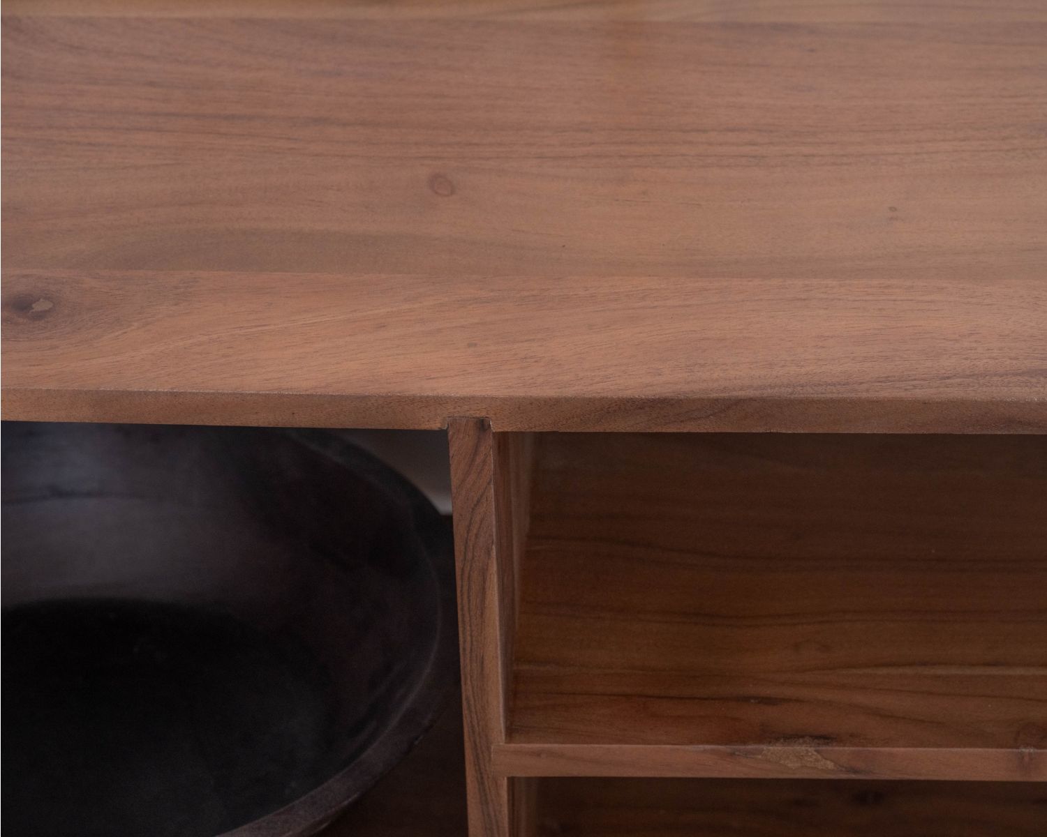 Meuble TV esprit japandi "Yona" en acacia massif 130 cm