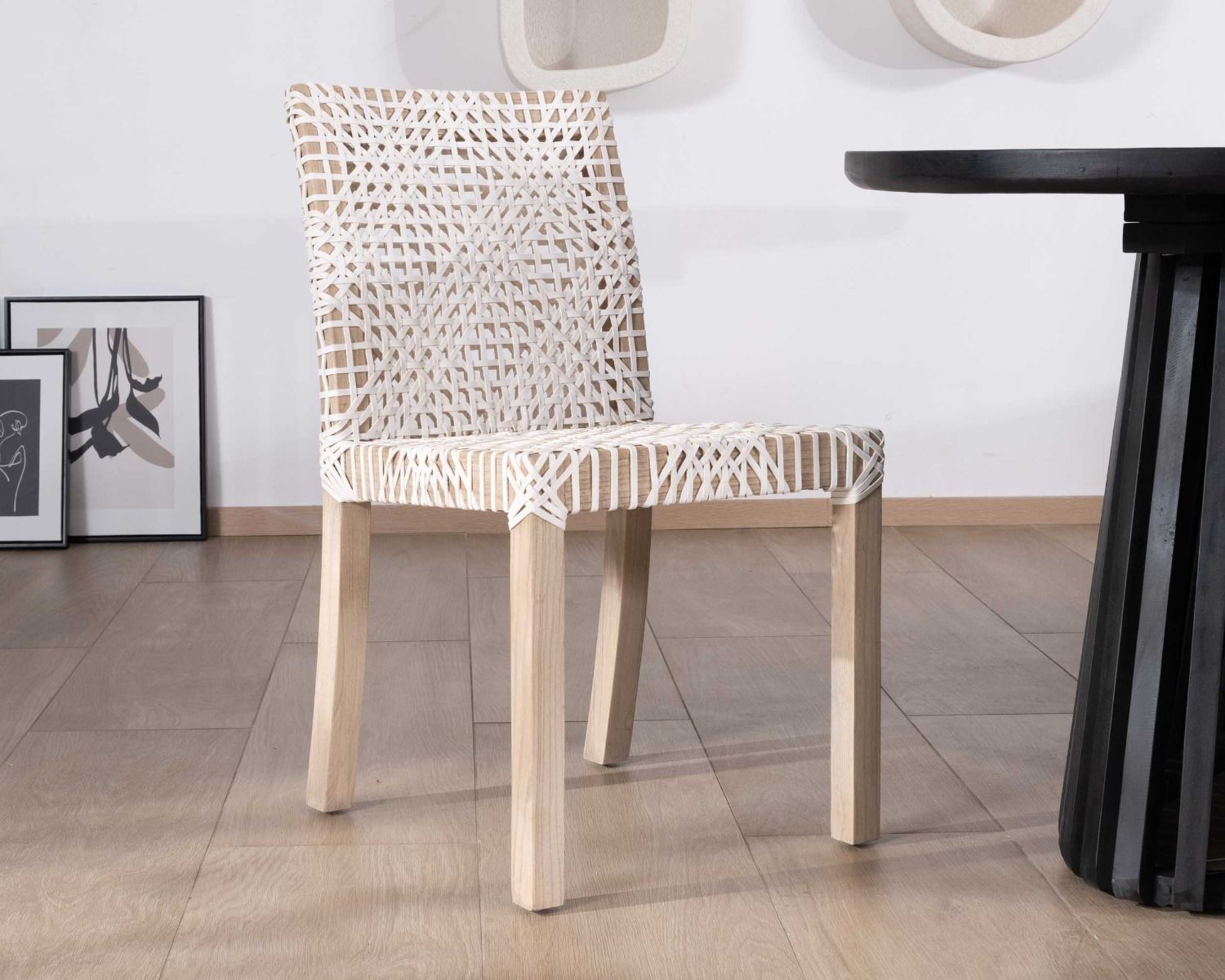Lot de 2 chaises de repas en teck et cuir blanc tressé "Mambow"