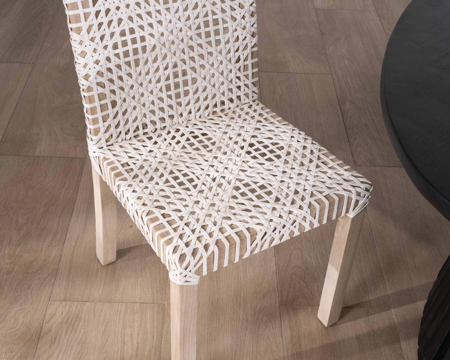 Lot de 2 chaises de repas en teck et cuir blanc tressé "Mambow"