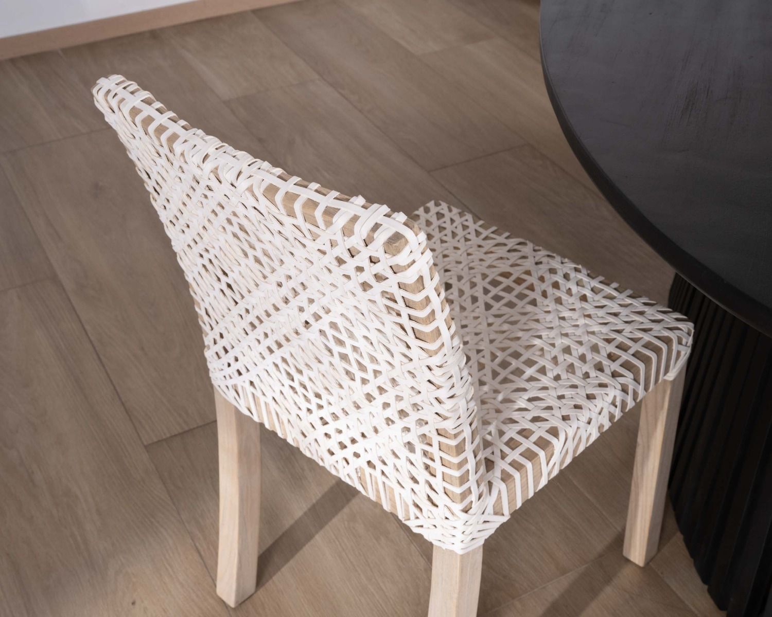 Lot de 2 chaises de repas en teck et cuir blanc tressé "Mambow"