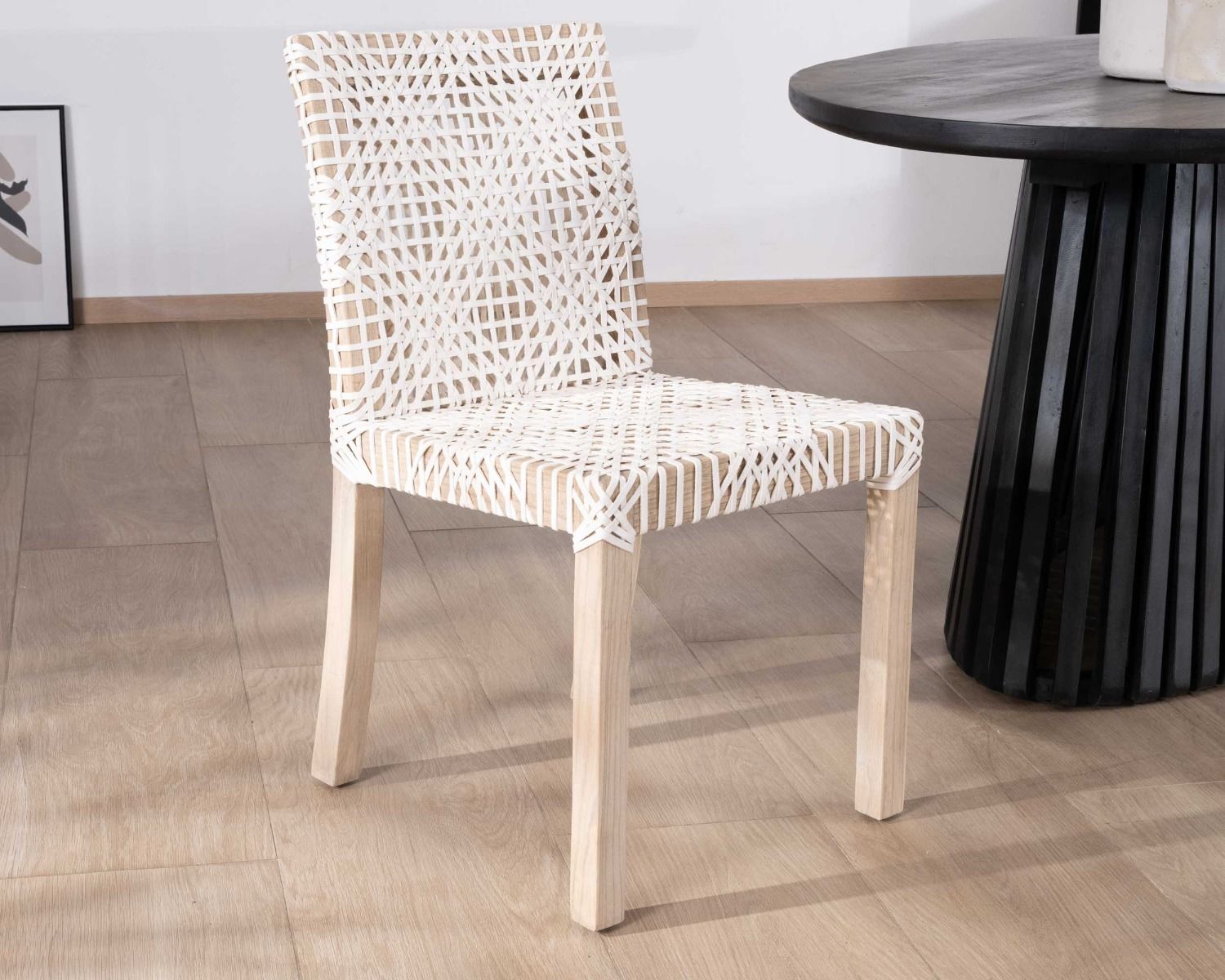 Lot de 2 chaises de repas en teck et cuir blanc tressé "Mambow"