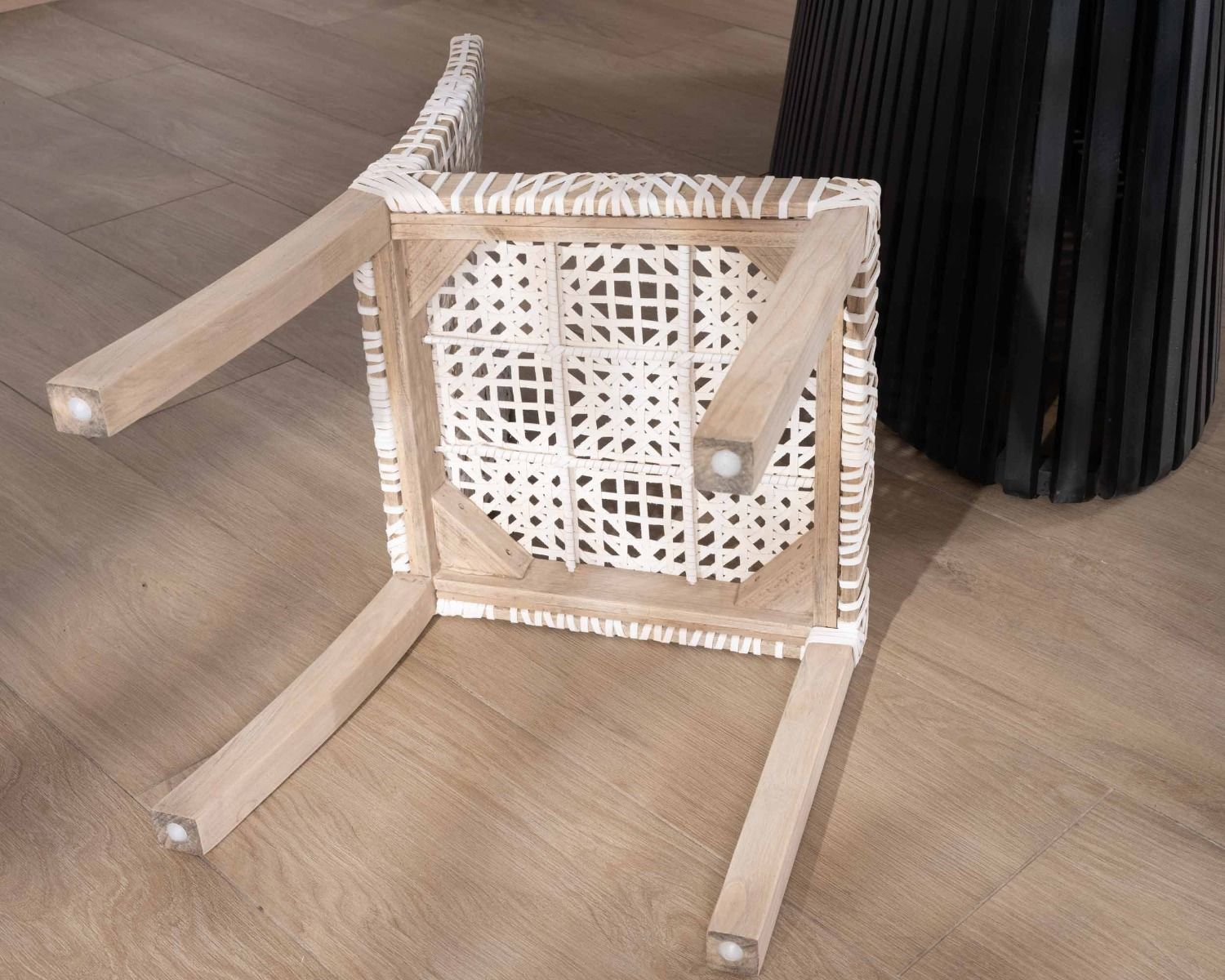 Lot de 2 chaises de repas en teck et cuir blanc tressé "Mambow"