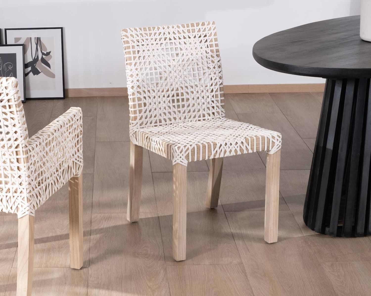 Lot de 2 chaises de repas en teck et cuir blanc tressé "Mambow"