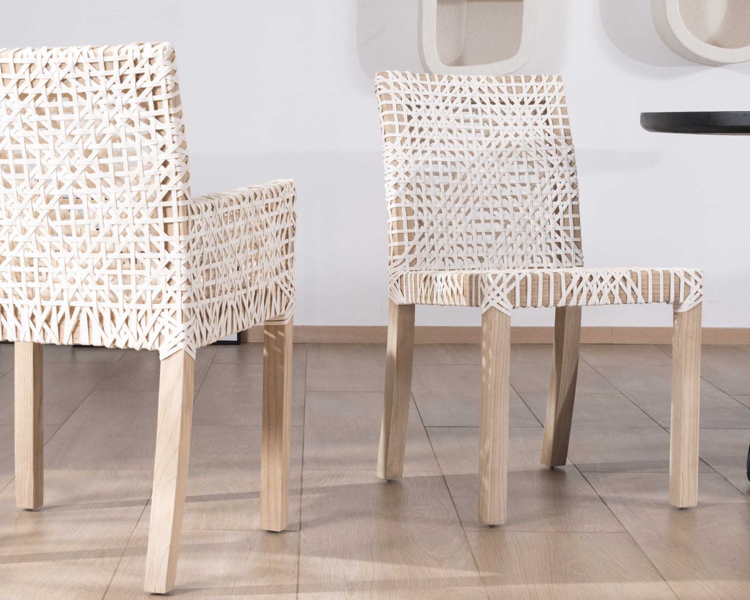 Lot de 2 chaises de repas en teck et cuir blanc tressé "Mambow"