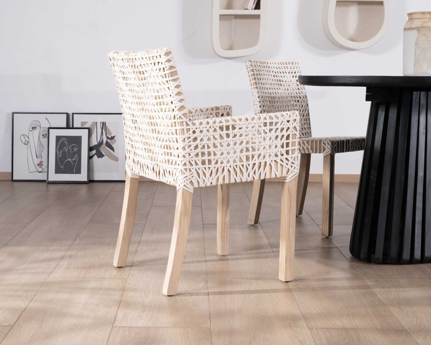 Chaise de repas avec accoudoirs en cuir blanc tressé et teck "Mambow"