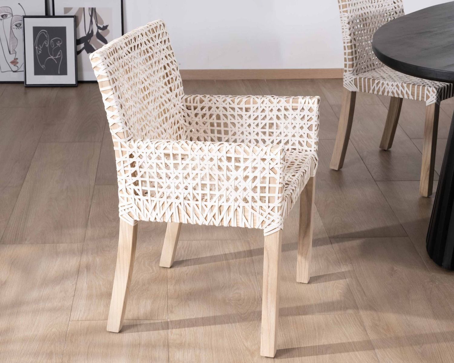 Chaise de repas avec accoudoirs en cuir blanc tressé et teck "Mambow"
