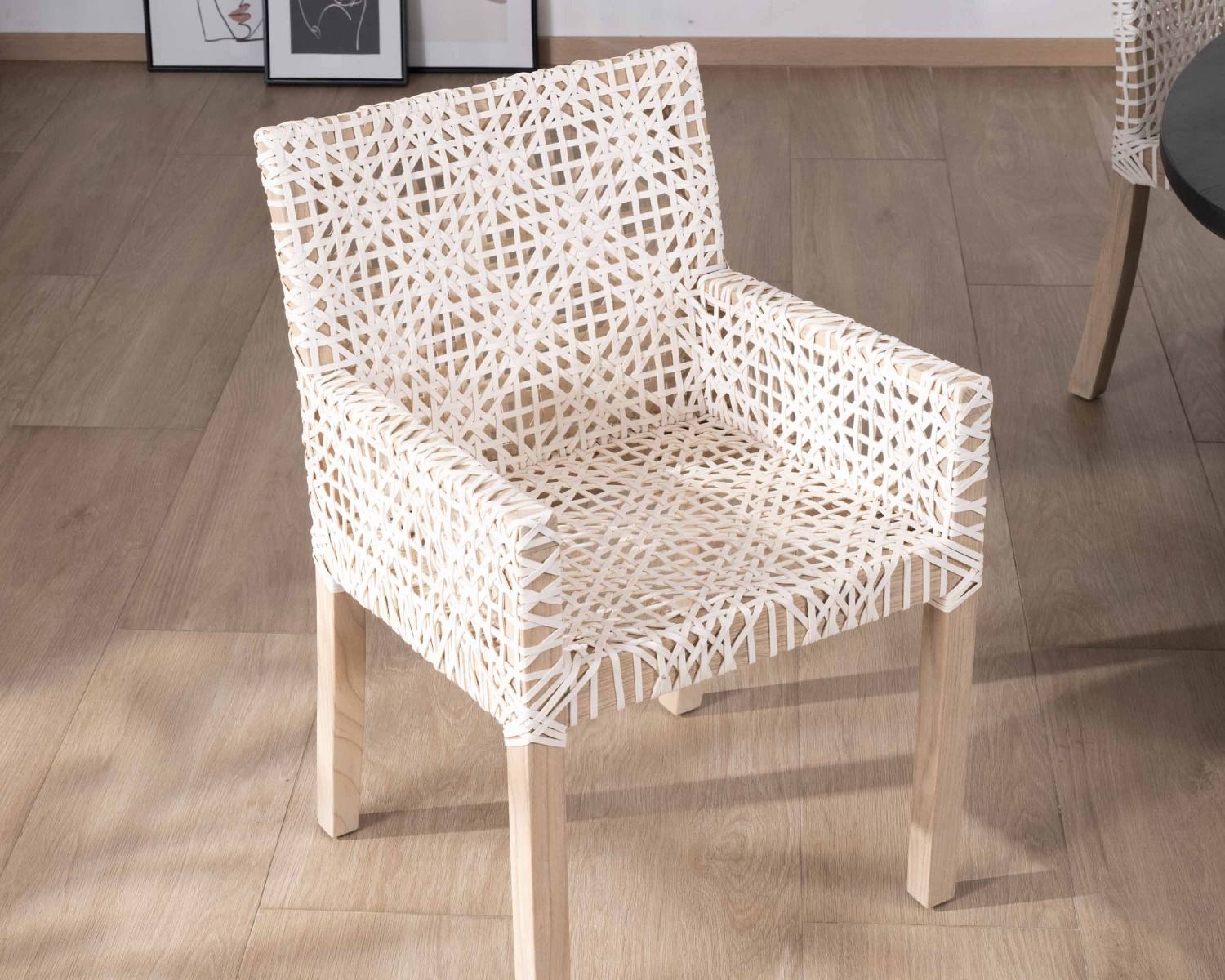 Chaise de repas avec accoudoirs en cuir blanc tressé et teck "Mambow"