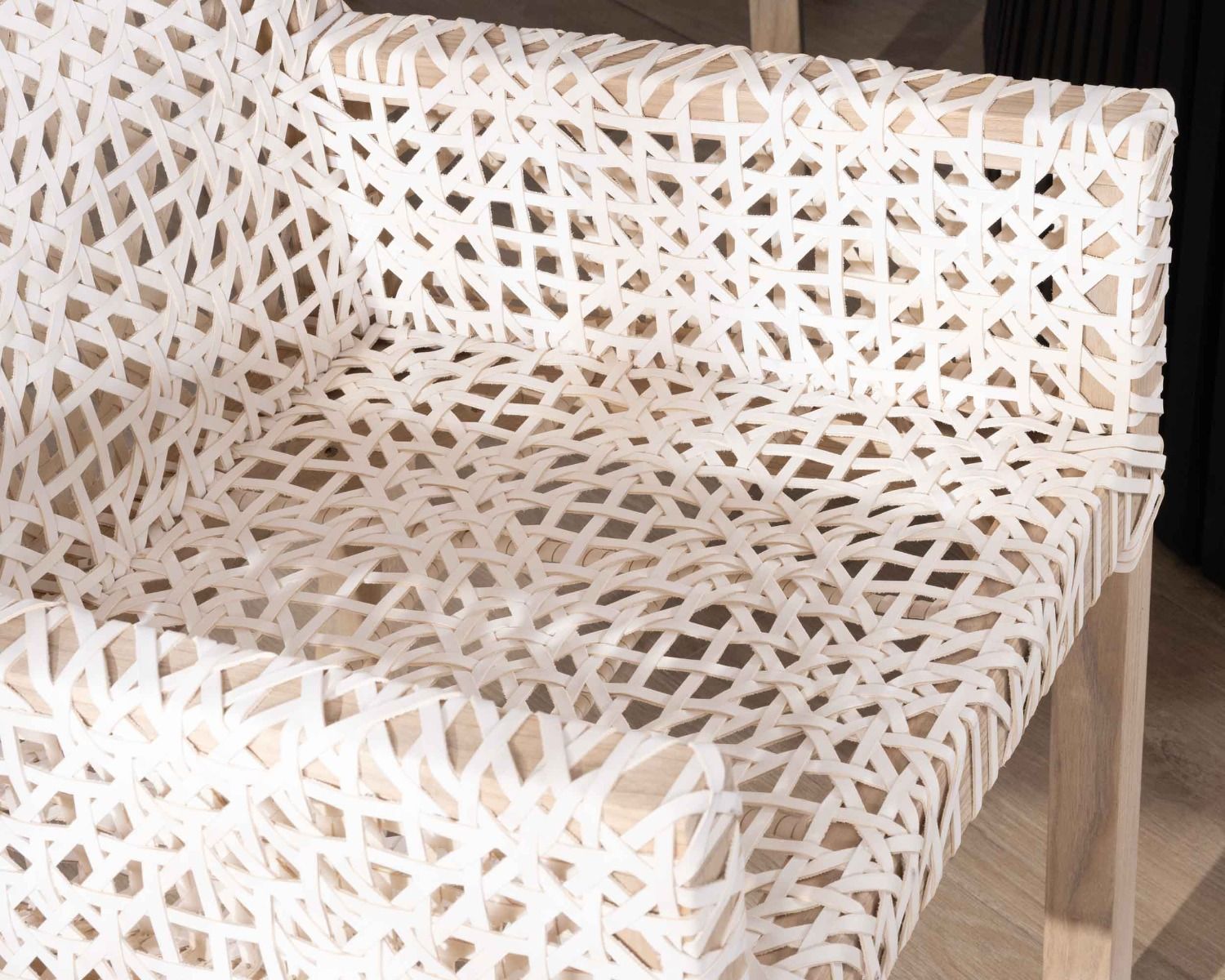 Chaise de repas avec accoudoirs en cuir blanc tressé et teck "Mambow"