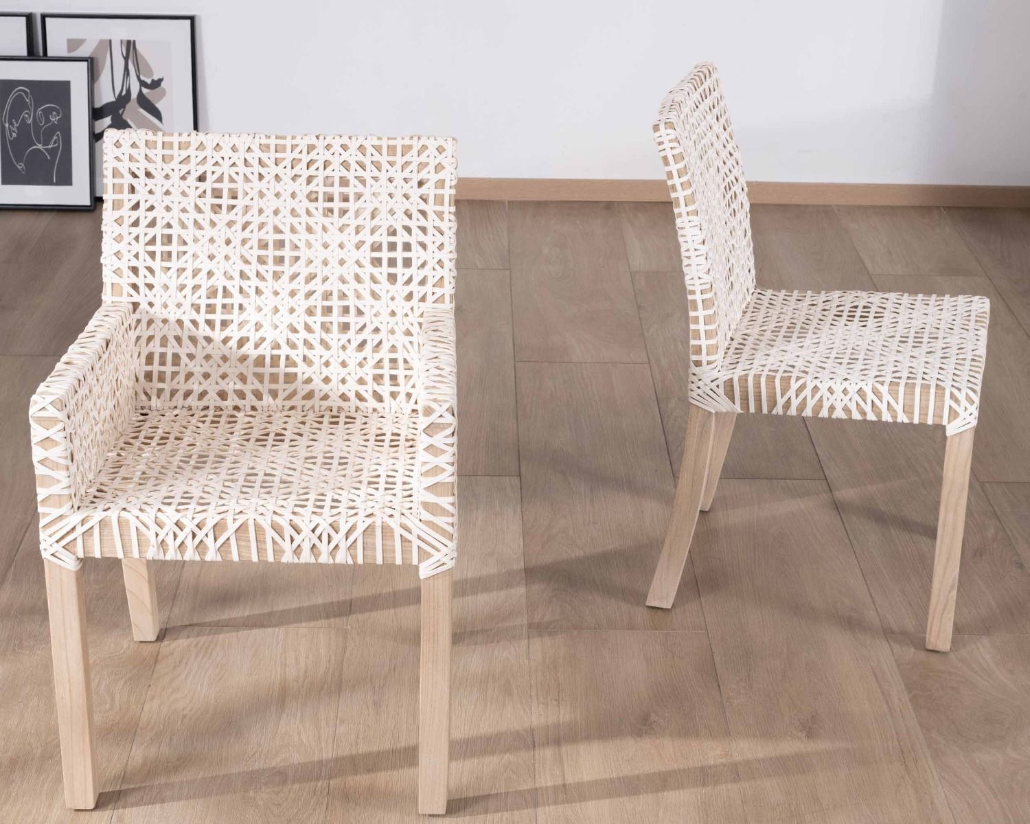 Chaise de repas avec accoudoirs en cuir blanc tressé et teck "Mambow"