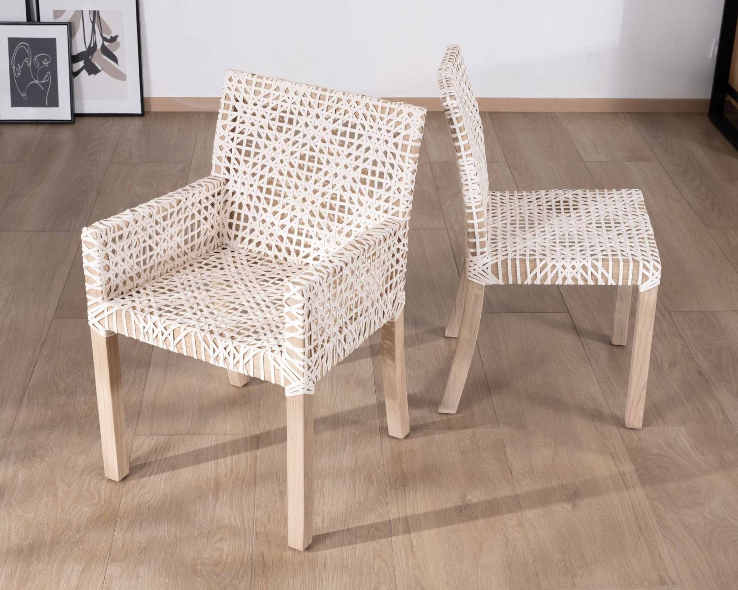 Lot de 2 chaises de repas en teck et cuir blanc tressé "Mambow"