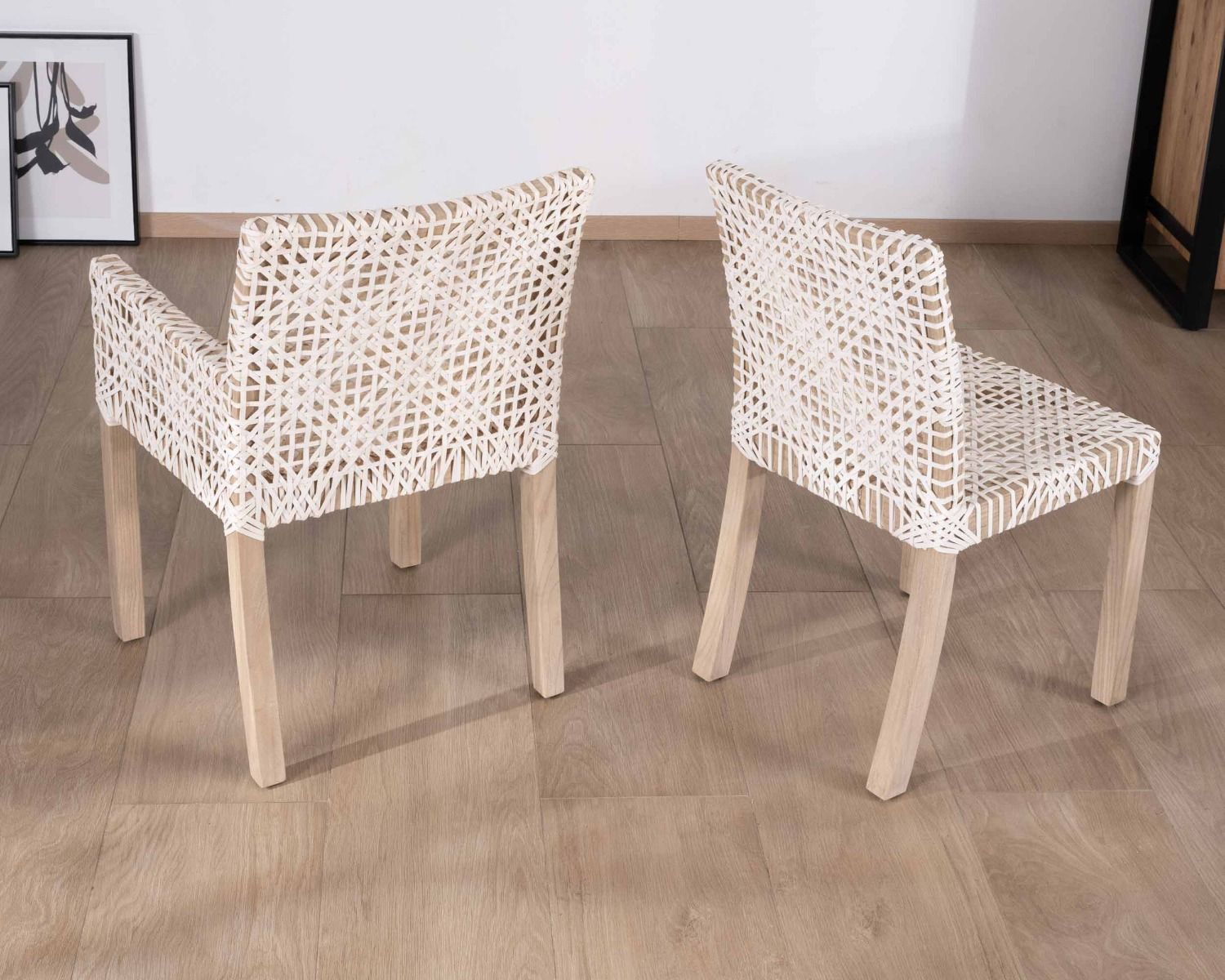 Chaise de repas avec accoudoirs en cuir blanc tressé et teck "Mambow"
