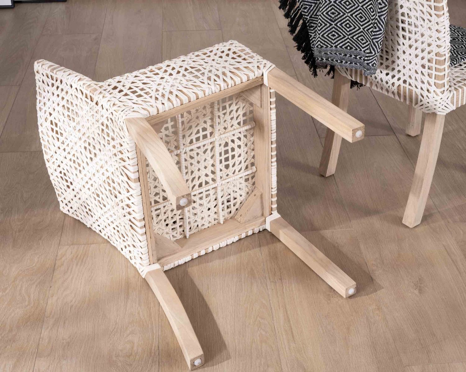 Chaise de repas avec accoudoirs en cuir blanc tressé et teck "Mambow"