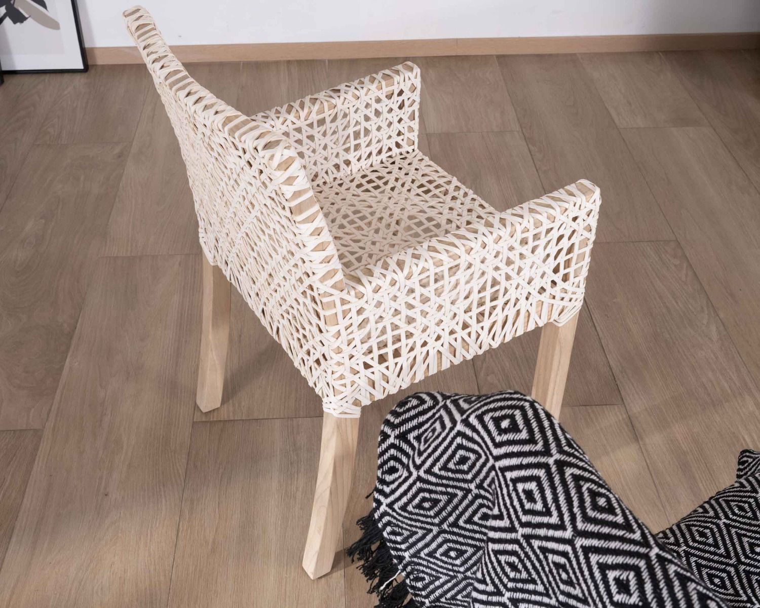 Chaise de repas avec accoudoirs en cuir blanc tressé et teck "Mambow"