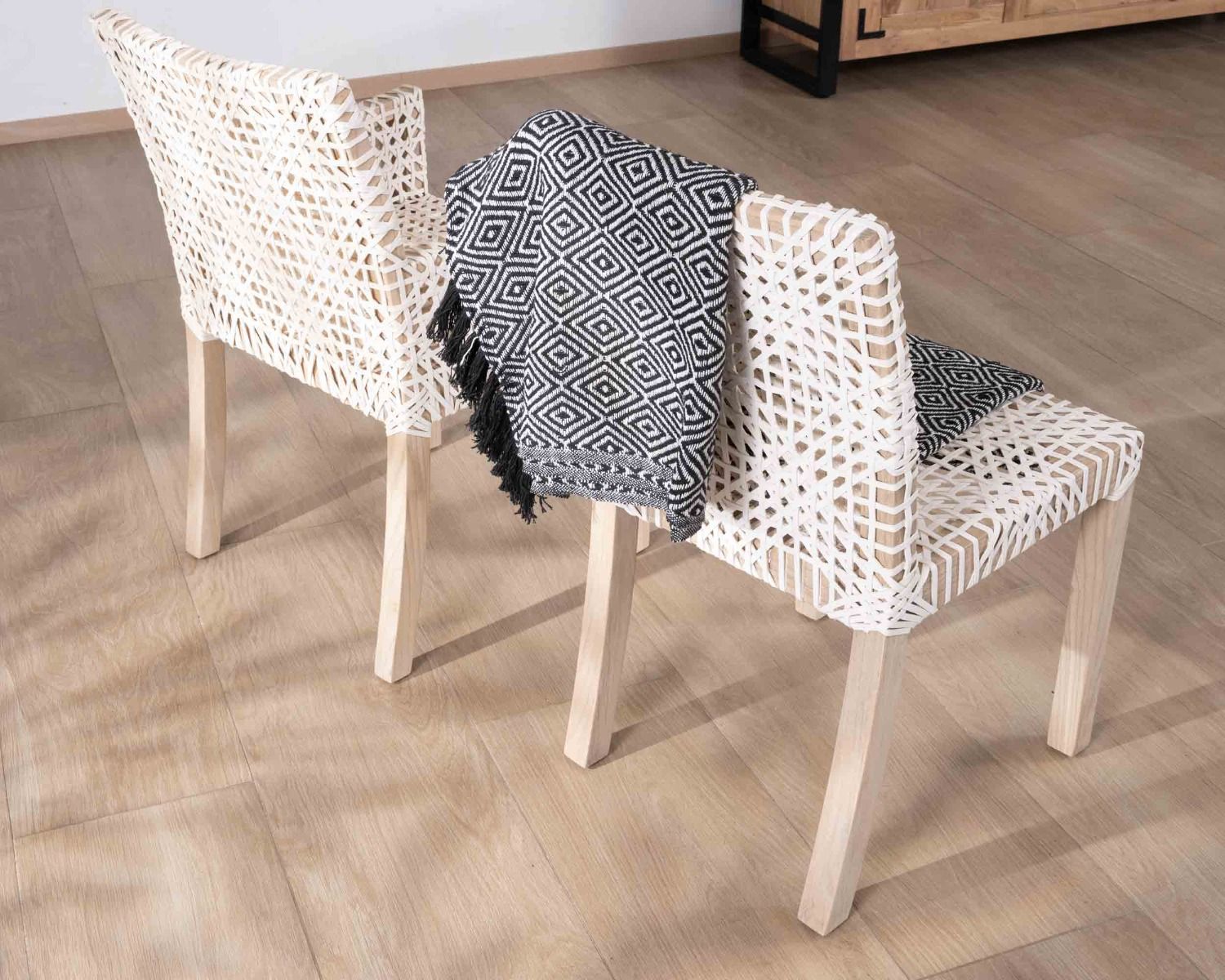 Chaise de repas avec accoudoirs en cuir blanc tressé et teck "Mambow"