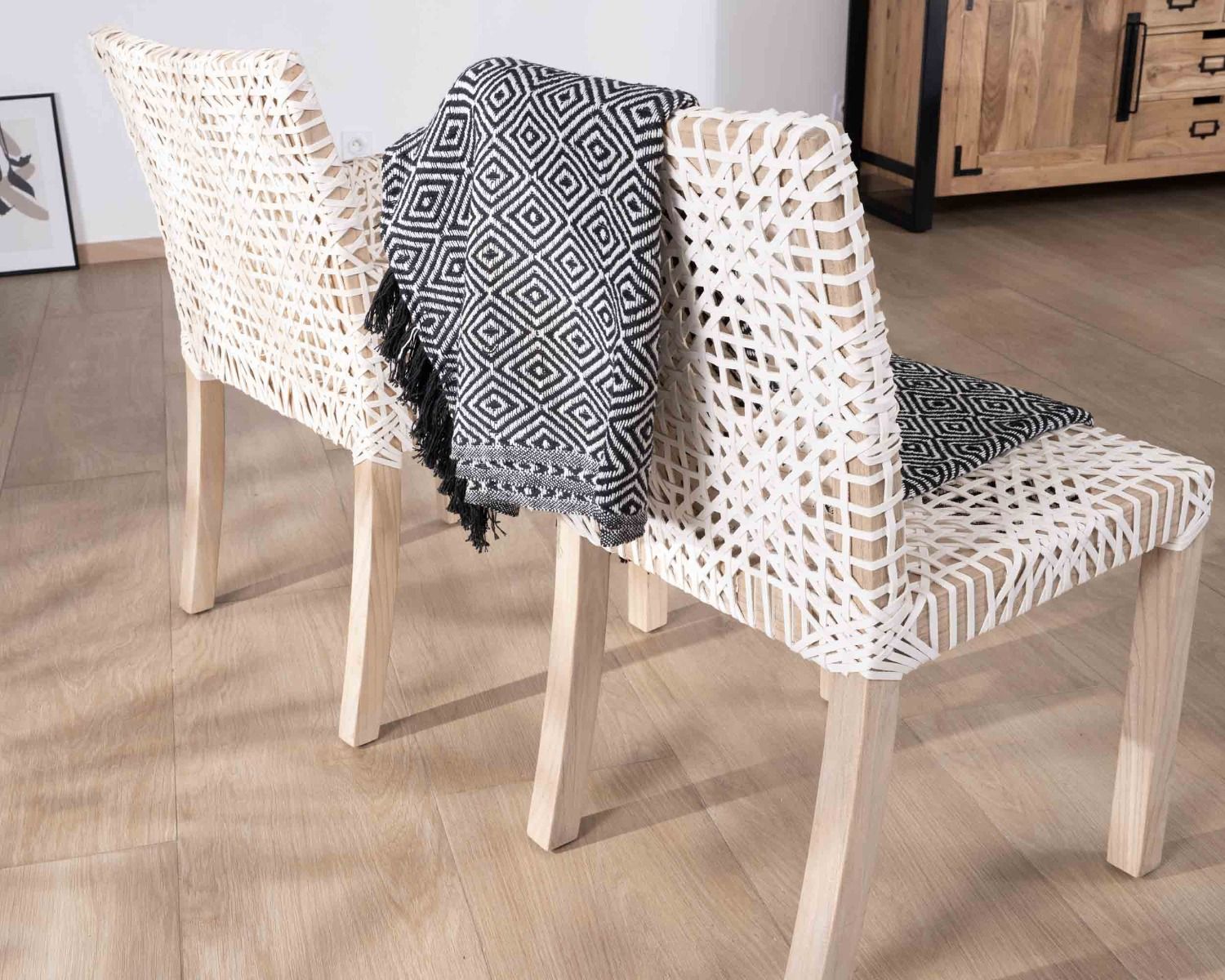 Chaise de repas avec accoudoirs en cuir blanc tressé et teck "Mambow"