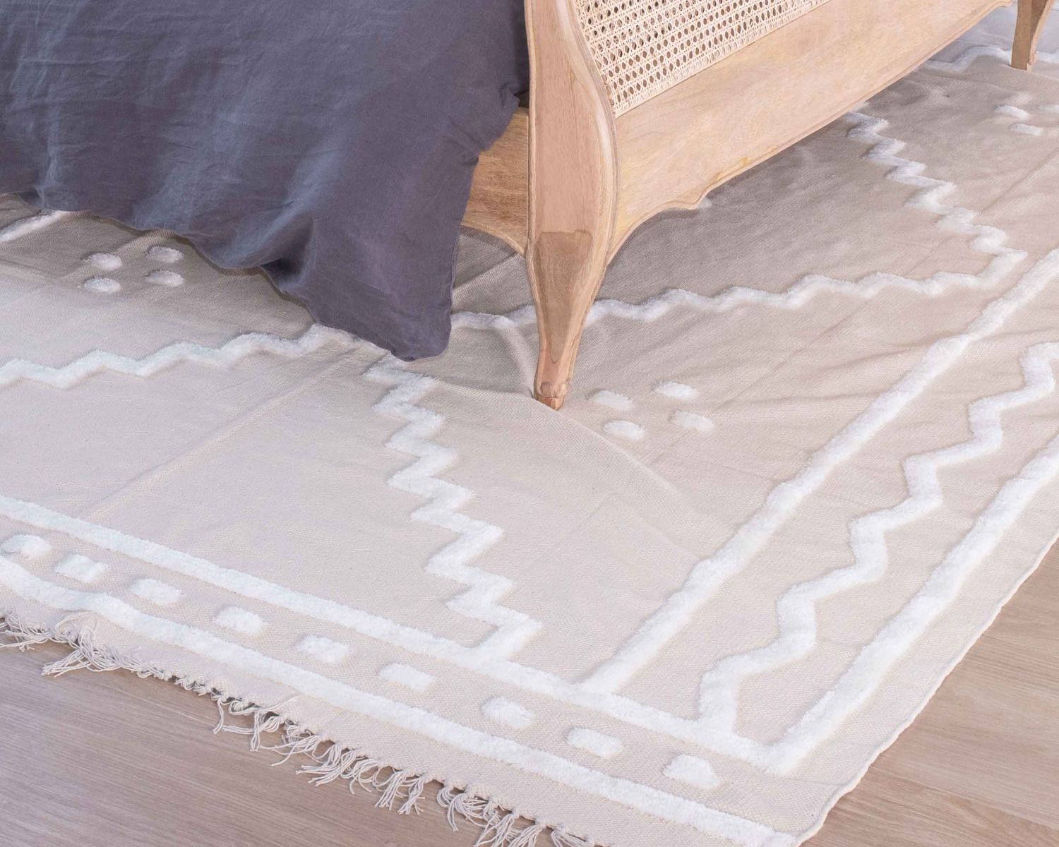 Grand tapis rectangulaire beige et motifs brodés blancs "Matis" 200 x 300 cm