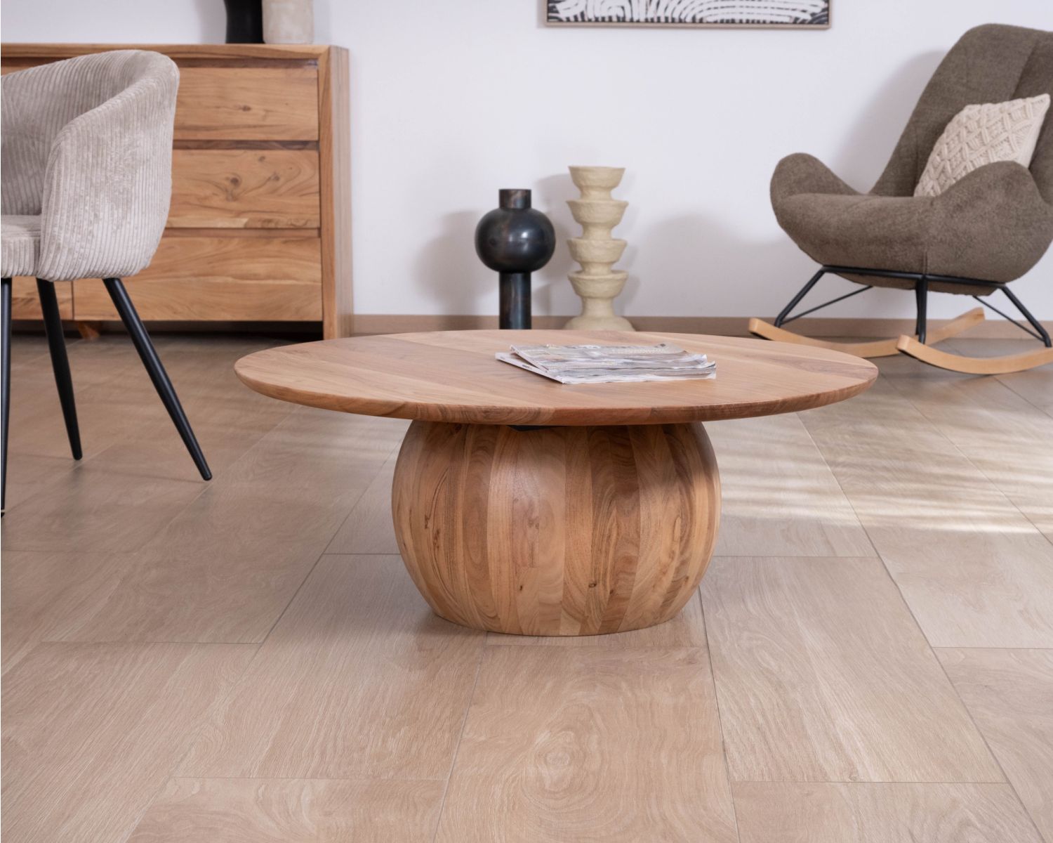 Table basse design en acacia massif ronde avec pied boule "Voluto"